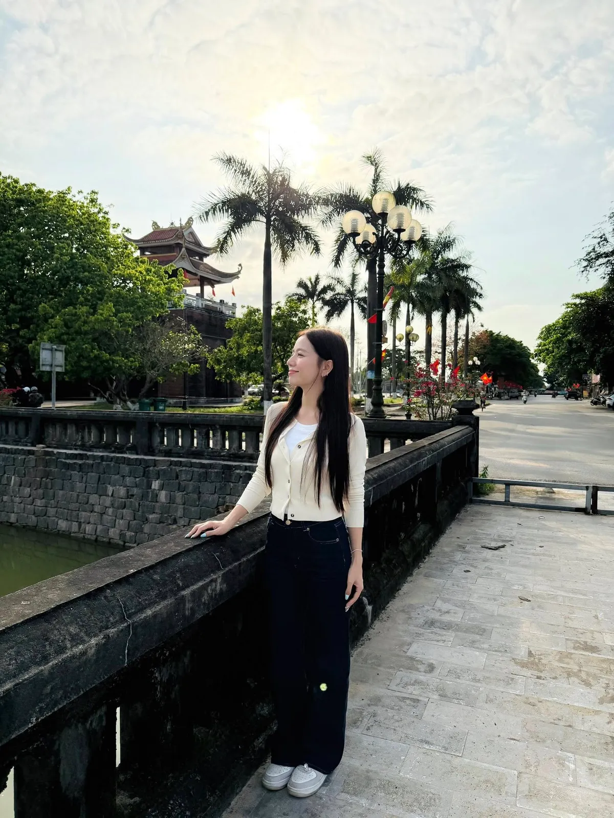 Điểm tin sao Việt: O Hồng về thăm th&agrave;nh cổ Quảng Trị - Ảnh 1.