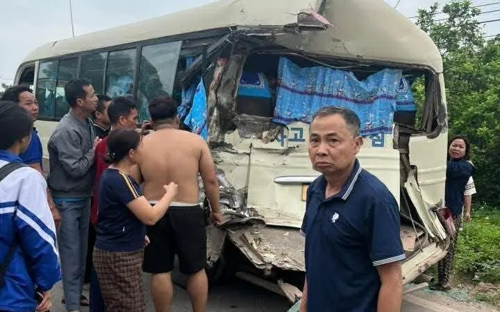 Th&aacute;i Nguy&ecirc;n: Xe tải t&ocirc;ng đu&ocirc;i xe chở học sinh, nhiều em nhỏ nhập viện cấp cứu - Ảnh 2.