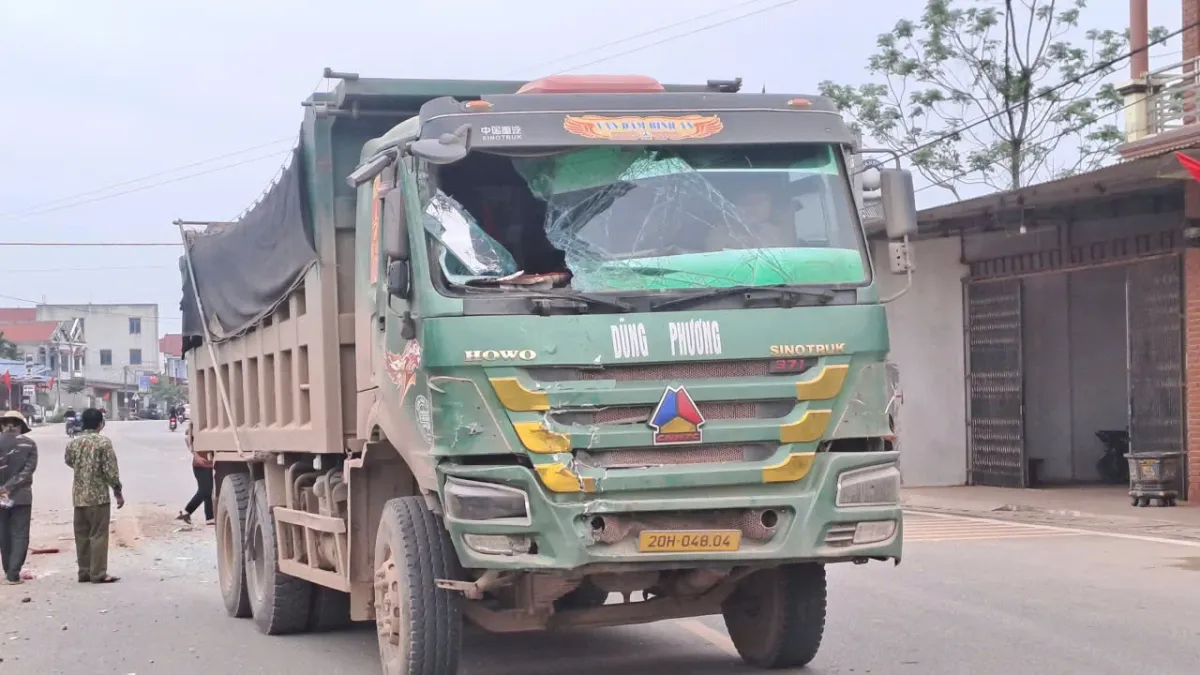 Th&aacute;i Nguy&ecirc;n: Xe tải t&ocirc;ng đu&ocirc;i xe chở học sinh, nhiều em nhỏ nhập viện cấp cứu - Ảnh 1.