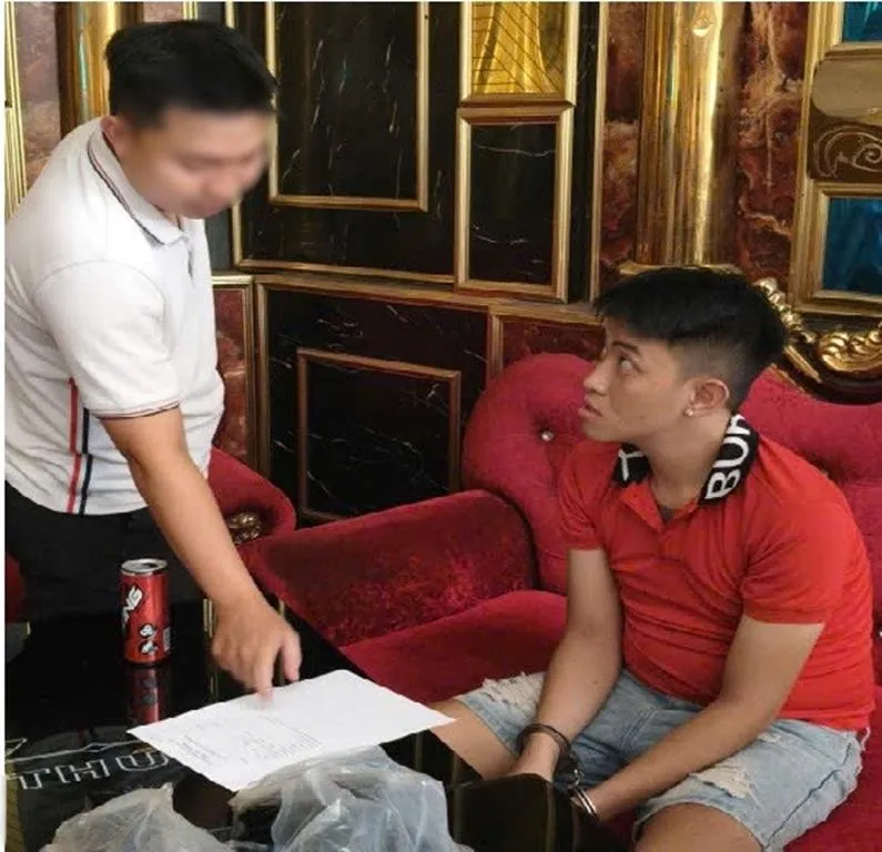 Triệt ph&aacute; nh&oacute;m sử dụng ma t&uacute;y trong ph&ograve;ng trọ, lần ra nguồn cung tại qu&aacute;n karaoke - Ảnh 2.