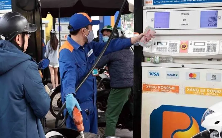 Khách hàng mua bán xăng, dầu tại một điểm kinh doanh xăng dầu của Petrolimex trên địa bàn Hà Nội. Ảnh: Trần Việt/TTXVN
