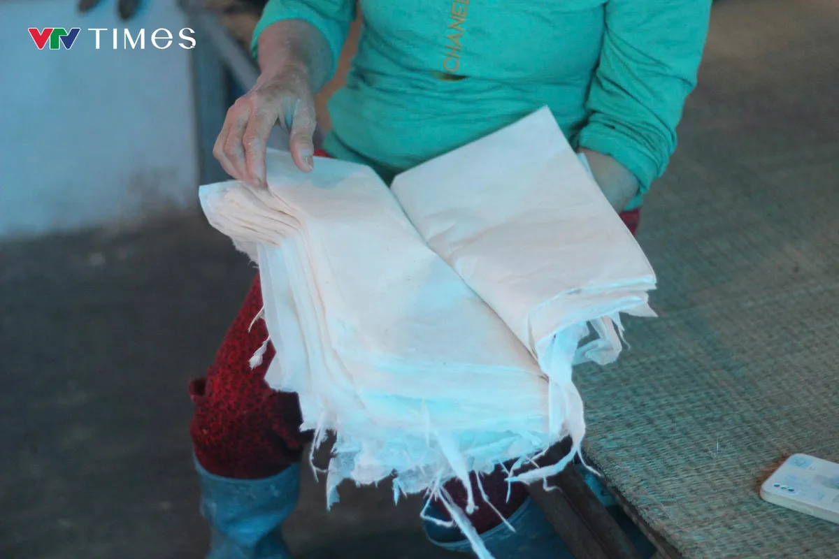 Nỗ lực giữ nghề giấy d&oacute; duy nhất c&ograve;n lại ở Nghệ An - Ảnh 1.