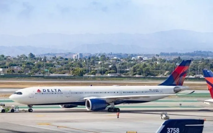 Máy bay của hãng Delta Airlines tại sân bay ở Los Angeles, California, Mỹ. (Ảnh: Getty Images/TTXVN)