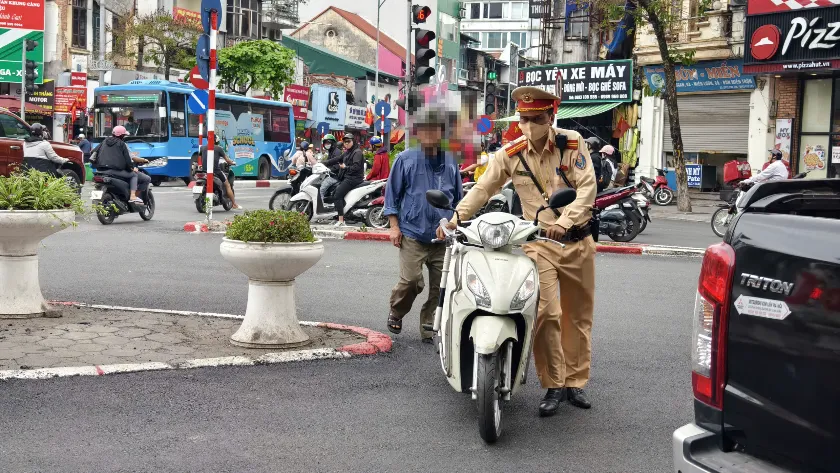 H&agrave; Nội: Quyết liệt xử l&yacute; người đi xe đạp, xe đạp điện vi phạm nồng độ cồn - Ảnh 6.