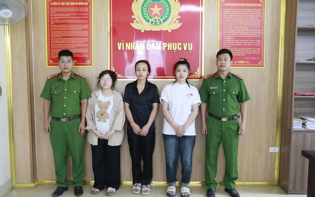 Các đối tượng Vi Thị Lan, Lô Thị Vuông và Lô Thị Nhâm tại Cơ quan Công an.