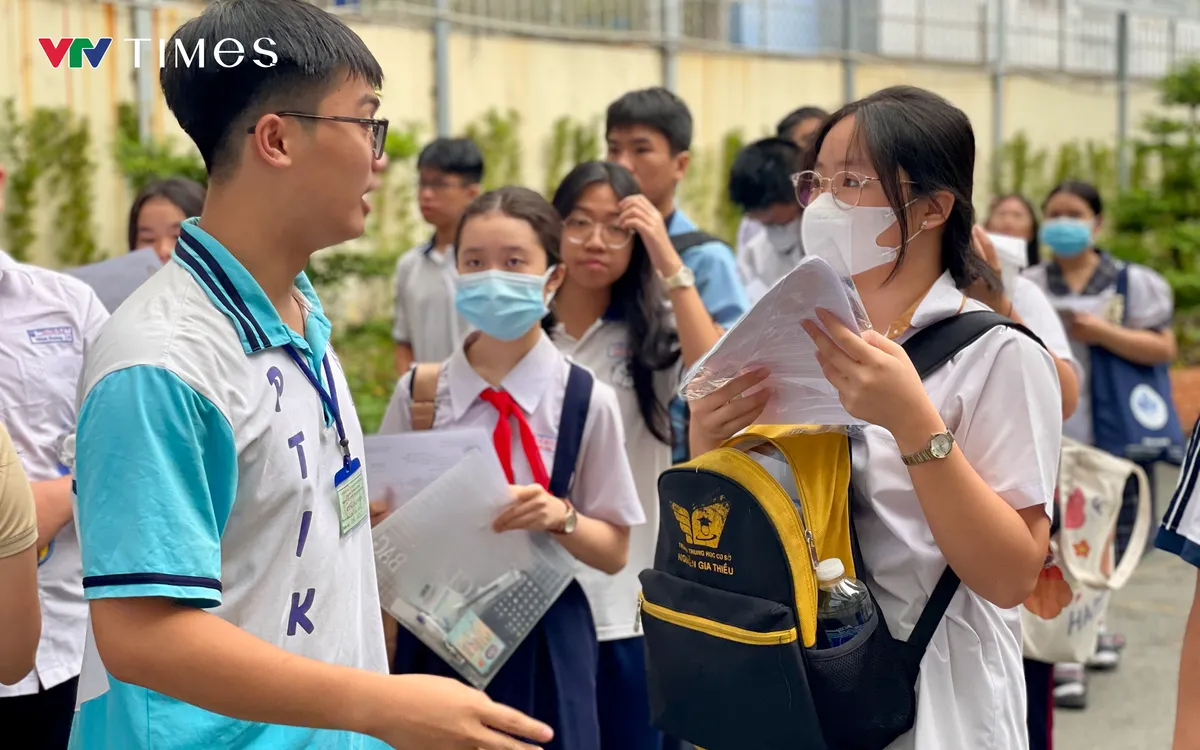 Học sinh tham dự kỳ thi tuyển vào lớp 10 của trường Phổ thông Năng khiếu (Ảnh: Hoàng Hường)