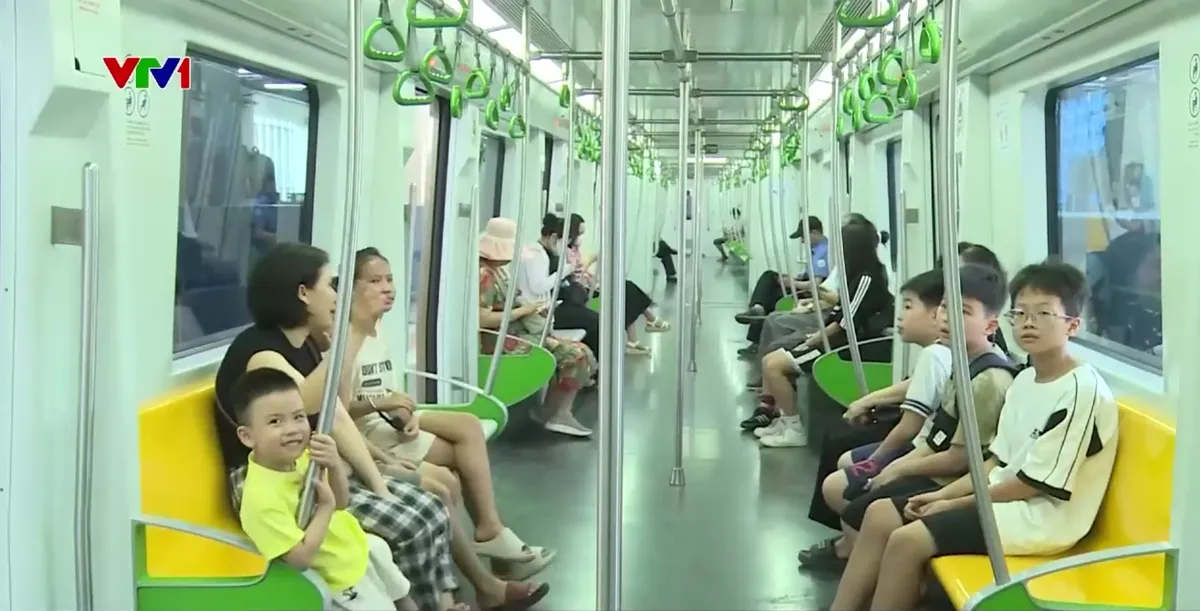 Gia tăng lượng h&agrave;nh kh&aacute;ch đi phương tiện c&ocirc;ng cộng - Ảnh 1.