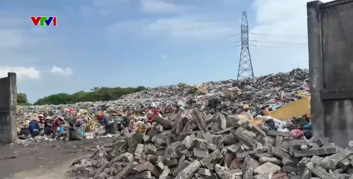 Đ&agrave; Nẵng qu&aacute; tải r&aacute;c sinh hoạt - Ảnh 1.