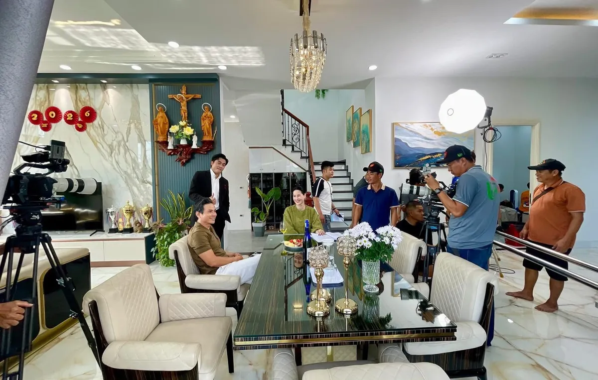 Điểm tin sao Việt: O Hồng về thăm th&agrave;nh cổ Quảng Trị - Ảnh 3.