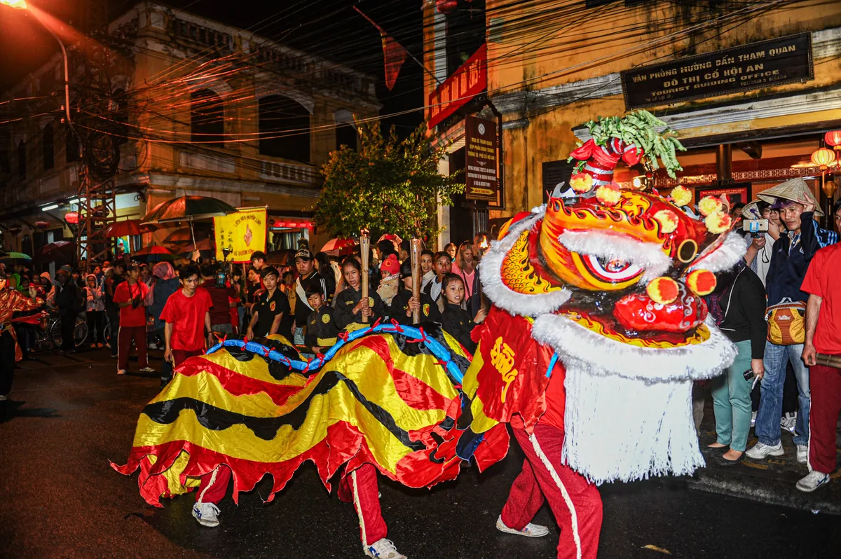 THI&Ecirc;N CẨU V&Agrave; ĐO&Agrave;N NGHINH XU&Acirc;N: "LINH HỒN" TRẤN TRẠCH CỦA PHỐ HỘI - Ảnh 3.