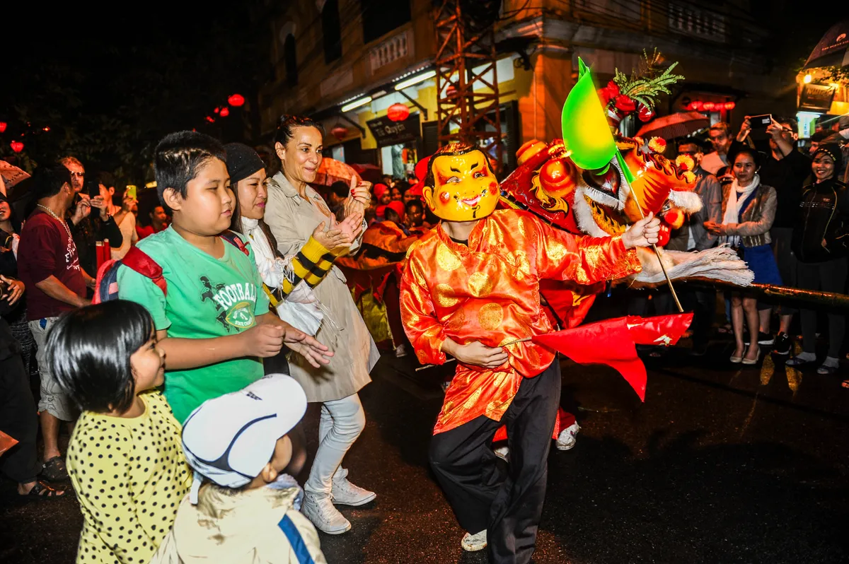 THI&Ecirc;N CẨU V&Agrave; ĐO&Agrave;N NGHINH XU&Acirc;N: "LINH HỒN" TRẤN TRẠCH CỦA PHỐ HỘI - Ảnh 4.