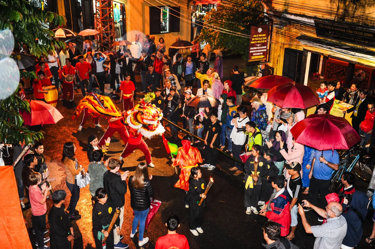 THI&Ecirc;N CẨU V&Agrave; ĐO&Agrave;N NGHINH XU&Acirc;N: "LINH HỒN" TRẤN TRẠCH CỦA PHỐ HỘI - Ảnh 1.