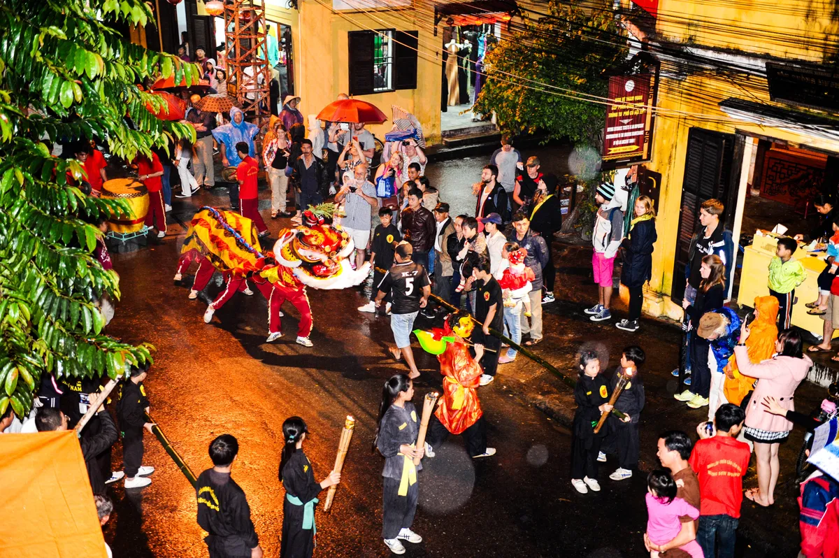 THI&Ecirc;N CẨU V&Agrave; ĐO&Agrave;N NGHINH XU&Acirc;N: "LINH HỒN" TRẤN TRẠCH CỦA PHỐ HỘI - Ảnh 2.