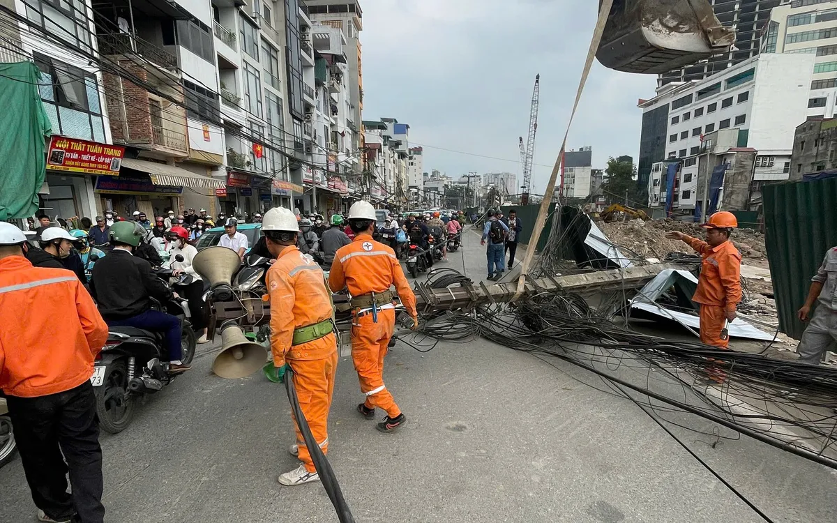 Hiện trường sự cố đổ cột điện trên đường Đê La Thành (Hà Nội). (ảnh: AD)
