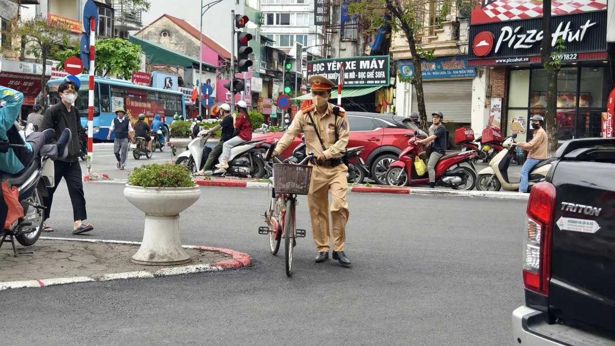H&agrave; Nội: Quyết liệt xử l&yacute; người đi xe đạp, xe đạp điện vi phạm nồng độ cồn - Ảnh 2.