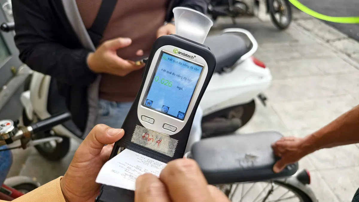 H&agrave; Nội: Quyết liệt xử l&yacute; người đi xe đạp, xe đạp điện vi phạm nồng độ cồn - Ảnh 5.