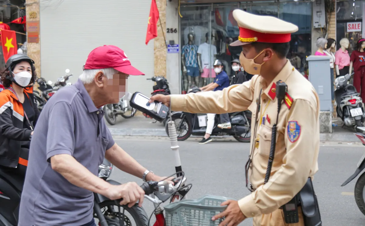 H&agrave; Nội: Quyết liệt xử l&yacute; người đi xe đạp, xe đạp điện vi phạm nồng độ cồn - Ảnh 4.