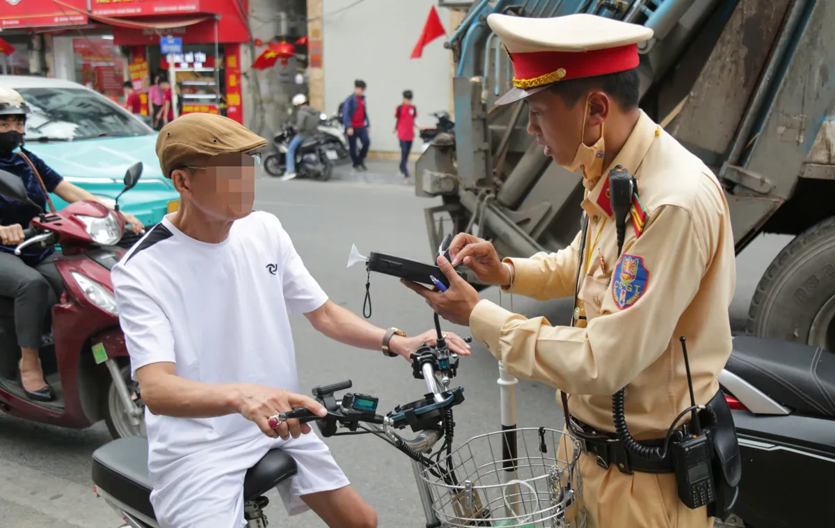 H&agrave; Nội: Quyết liệt xử l&yacute; người đi xe đạp, xe đạp điện vi phạm nồng độ cồn - Ảnh 1.