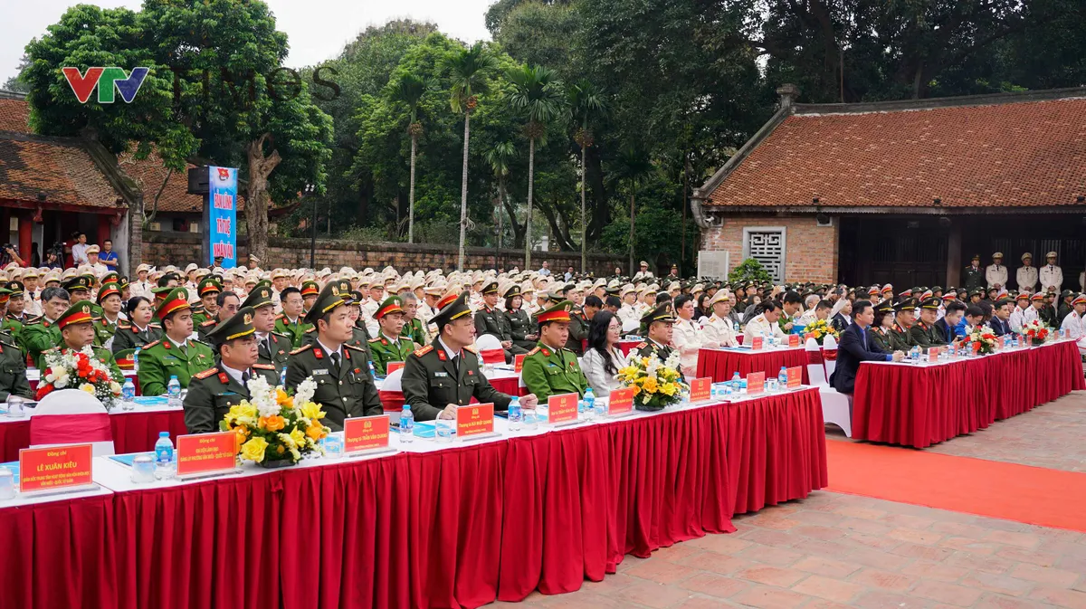 Tuyên dương 10 Gương mặt trẻ Công an Thủ đô xuất sắc tiêu biểu năm 2025 - Ảnh 8.