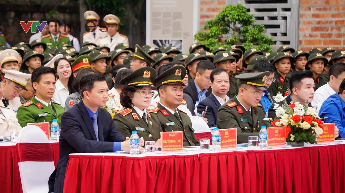 Tuyên dương 10 Gương mặt trẻ Công an Thủ đô xuất sắc tiêu biểu năm 2025 - Ảnh 1.