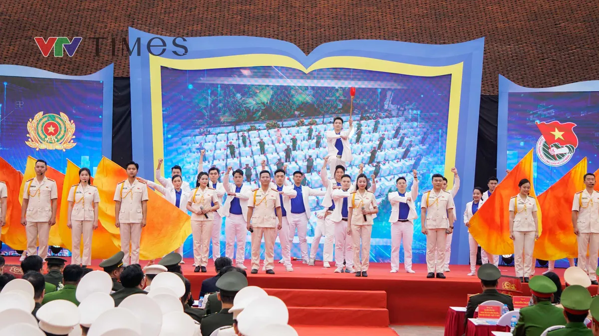 Tuyên dương 10 Gương mặt trẻ Công an Thủ đô xuất sắc tiêu biểu năm 2025 - Ảnh 17.