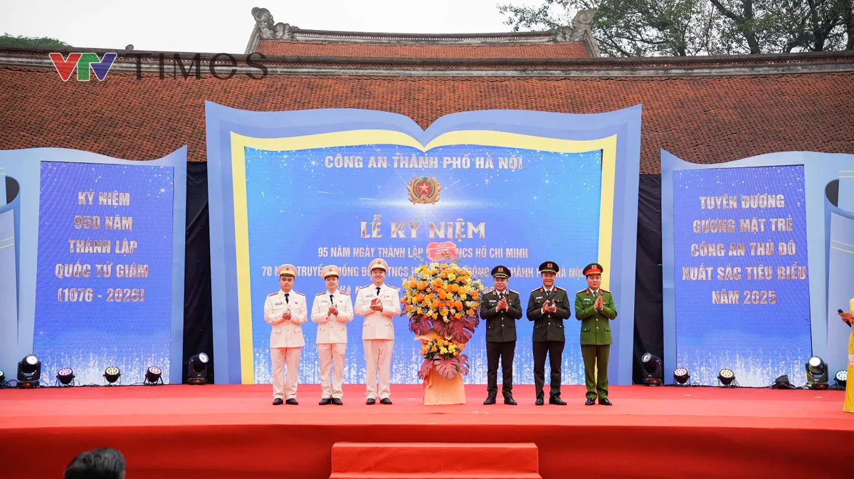 Tuyên dương 10 Gương mặt trẻ Công an Thủ đô xuất sắc tiêu biểu năm 2025 - Ảnh 6.