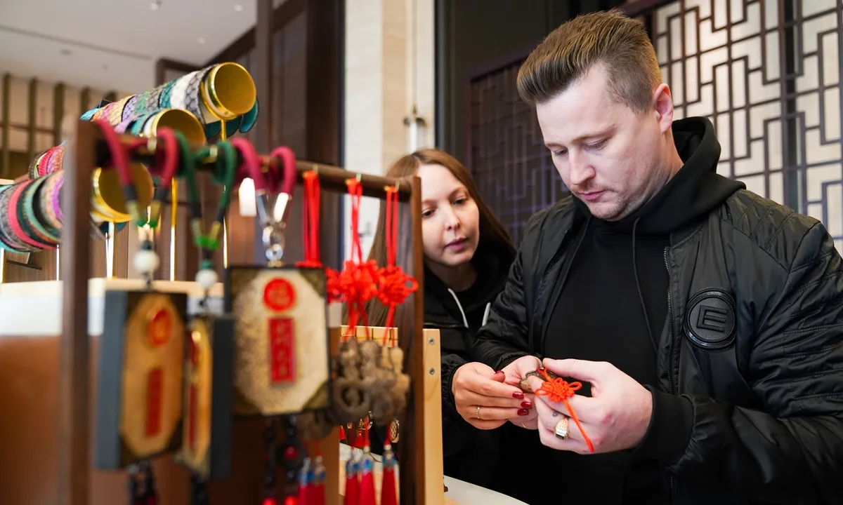 Ch&iacute;nh s&aacute;ch miễn thị thực khiến lượng kh&aacute;ch Nga đến Trung Quốc tăng mạnh- Ảnh 1.