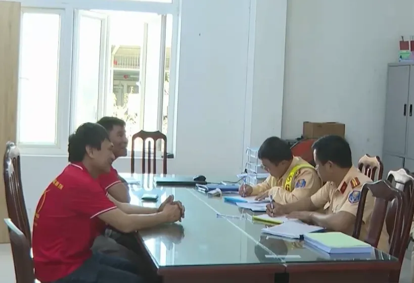 Xử lý xe khách bị tước kiểm định vẫn tham gia giao thông- Ảnh 1. Xử lý xe khách bị tước kiểm định vẫn tham gia giao thông- Ảnh 1.