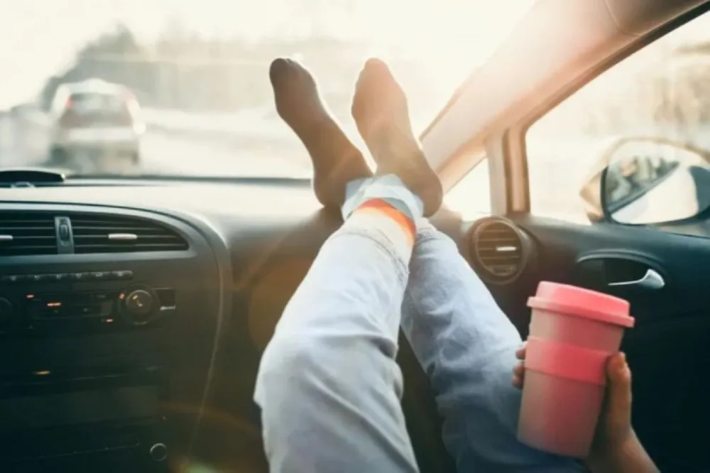 Những th&oacute;i quen tưởng v&ocirc; hại nhưng g&acirc;y rủi ro cho người v&agrave; xe- Ảnh 1.