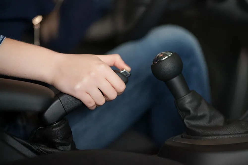 Những th&oacute;i quen tưởng v&ocirc; hại nhưng g&acirc;y rủi ro cho người v&agrave; xe- Ảnh 2.