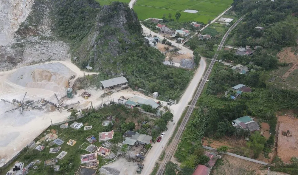 Quảng Trị: Nổ m&igrave;n khai th&aacute;c đ&aacute; khiến nhiều nh&agrave; d&acirc;n bị thủng m&aacute;i- Ảnh 1.