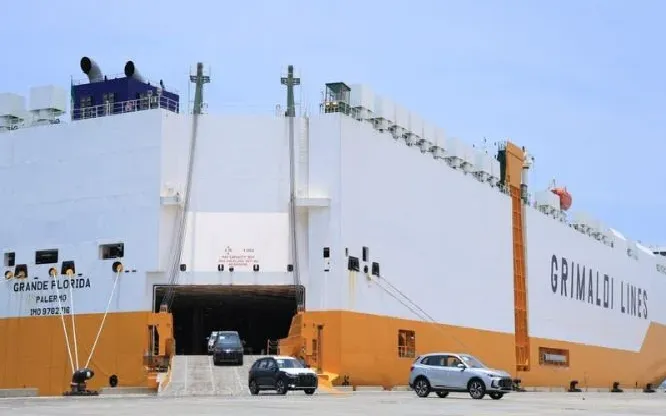 Tàu MV Grande Florida Palermo do hãng Grimaldi Lines vận hành đậu tại cảng Lamu (Ảnh: Kenya Times/KPA)