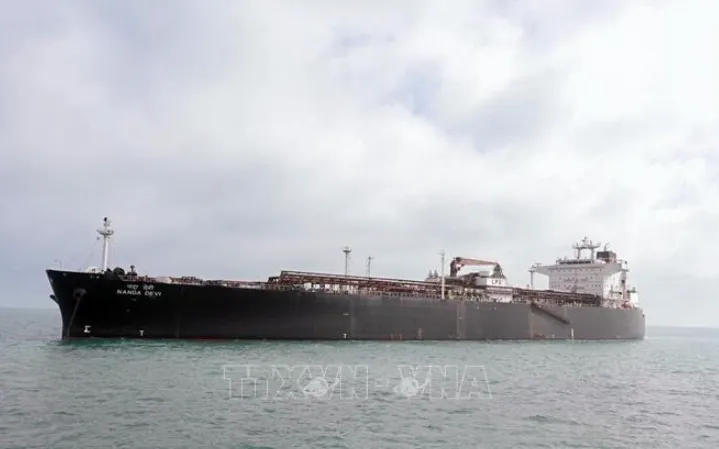 Tàu chở khí hóa lỏng Nanda Devi cập cảng Vadinar, bang Gujarat, Ấn Độ, sau khi di chuyển qua eo biển Hormuz, ngày 17/3/2026 (Ảnh: ANI/TTXVN)