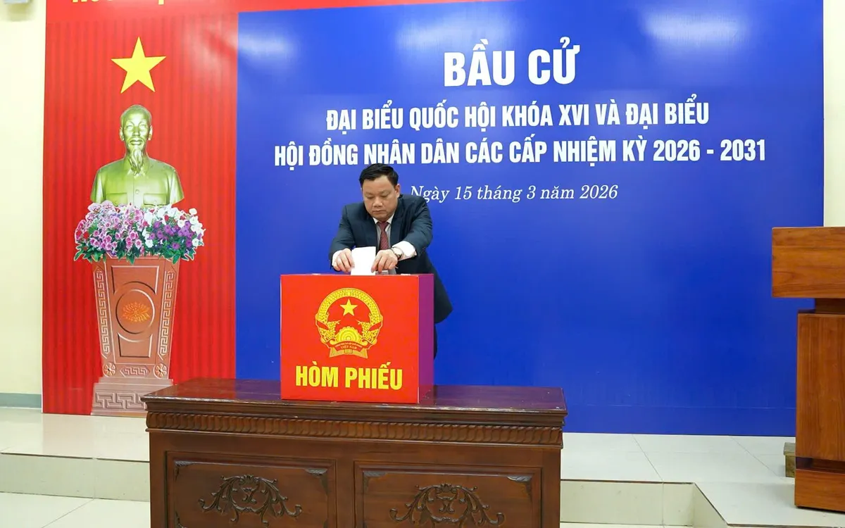 Bí thư Tỉnh ủy Nghệ An Nguyễn Khắc Thận tham gia bỏ phiếu bầu cử