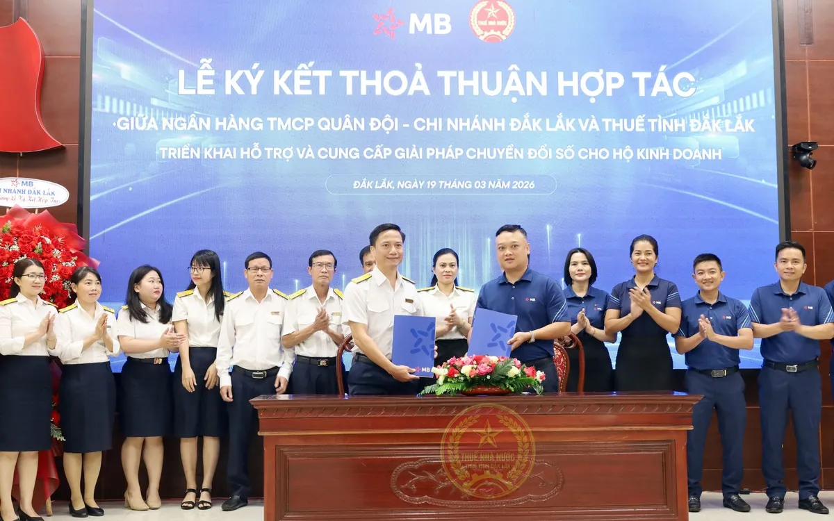 Lãnh đạo Thuế Đắk Lắk và lãnh đạo Ngân hàng MB- Đắk Lắk ký kết chuyển đổi số trong kinh doanh.
