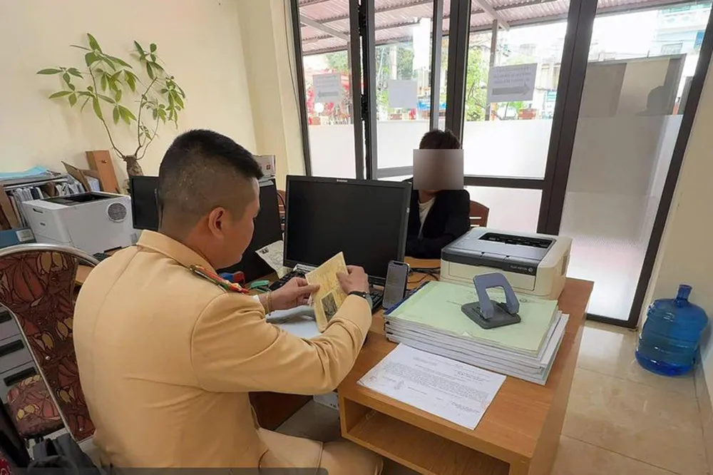 Xử phạt t&agrave;i xế xe b&aacute;n tải chở gần 10 người tr&ecirc;n th&ugrave;ng xe - Ảnh 2.