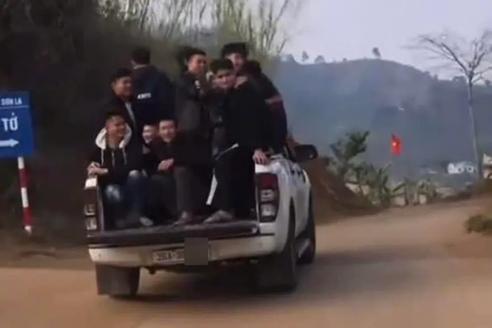 Xử phạt t&agrave;i xế xe b&aacute;n tải chở gần 10 người tr&ecirc;n th&ugrave;ng xe - Ảnh 1.