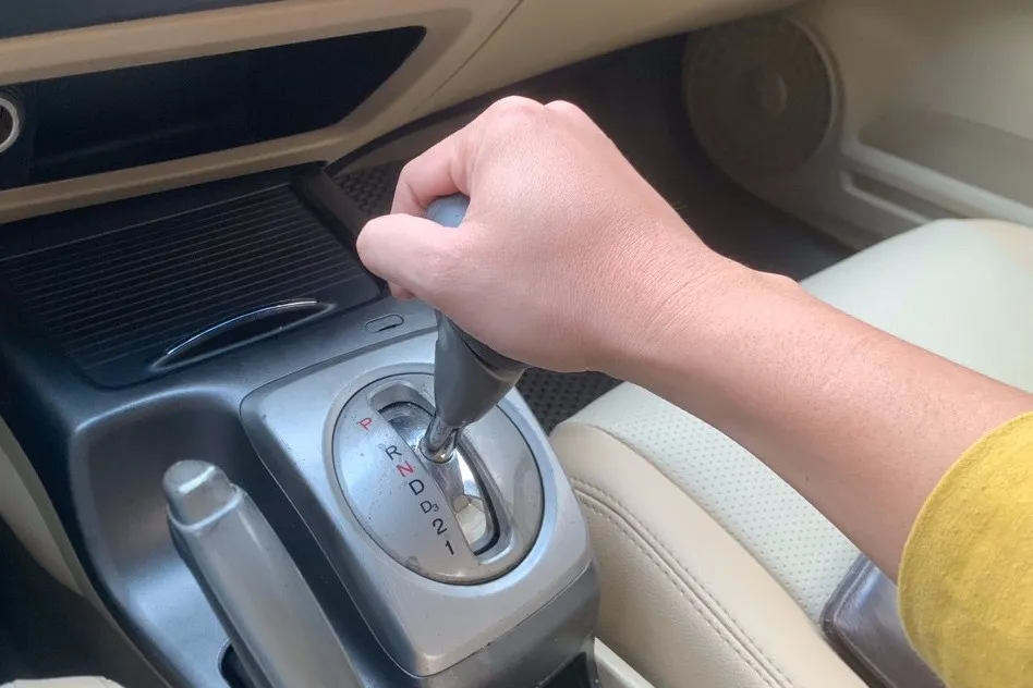 Những th&oacute;i quen l&aacute;i xe số tự động dễ hại hộp số v&agrave; tiềm ẩn rủi ro- Ảnh 1.