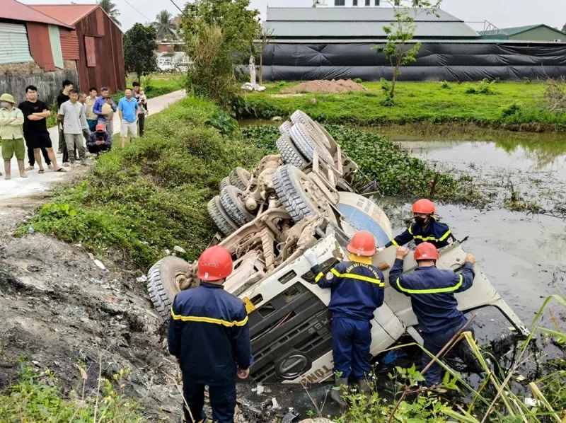 Giải cứu nạn nh&acirc;n mắc kẹt trong xe trộn b&ecirc; t&ocirc;ng bị lật xuống ao  - Ảnh 1.