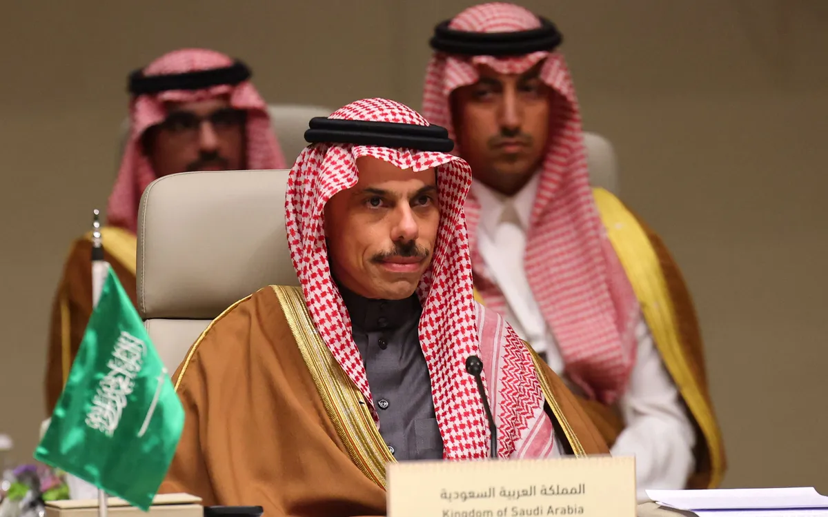 Bộ trưởng Bộ Ngoại giao Saudi Arabia - Thái tử Faisal bin Farhan (giữa) (Ảnh: AFP)