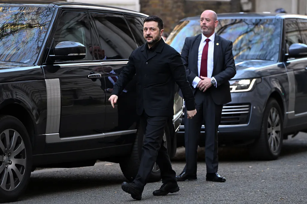 Tỷ lệ t&iacute;n nhiệm của Tổng thống Zelensky tăng mạnh  - Ảnh 1.