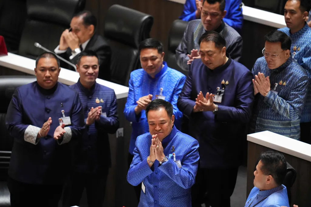 &Ocirc;ng Anutin Charnvirakul trở th&agrave;nh Thủ tướng thứ 32 của Th&aacute;i Lan - Ảnh 1.