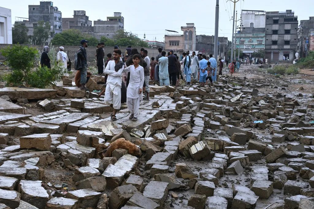 B&atilde;o lớn ho&agrave;nh h&agrave;nh tại Karachi (Pakistan) khiến &iacute;t nhất 15 người thiệt mạng - Ảnh 1.