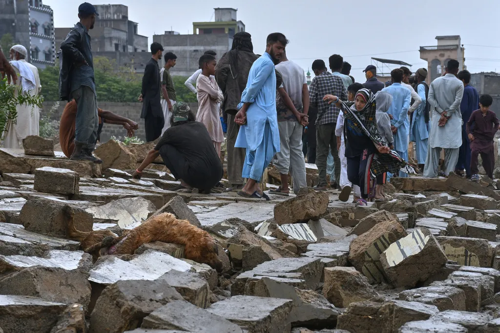 B&atilde;o lớn ho&agrave;nh h&agrave;nh tại Karachi (Pakistan) khiến &iacute;t nhất 15 người thiệt mạng - Ảnh 2.