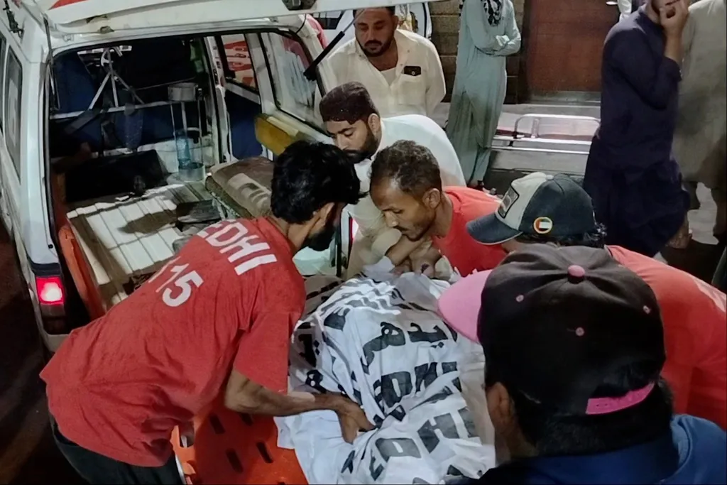 B&atilde;o lớn ho&agrave;nh h&agrave;nh tại Karachi (Pakistan) khiến &iacute;t nhất 15 người thiệt mạng - Ảnh 4.