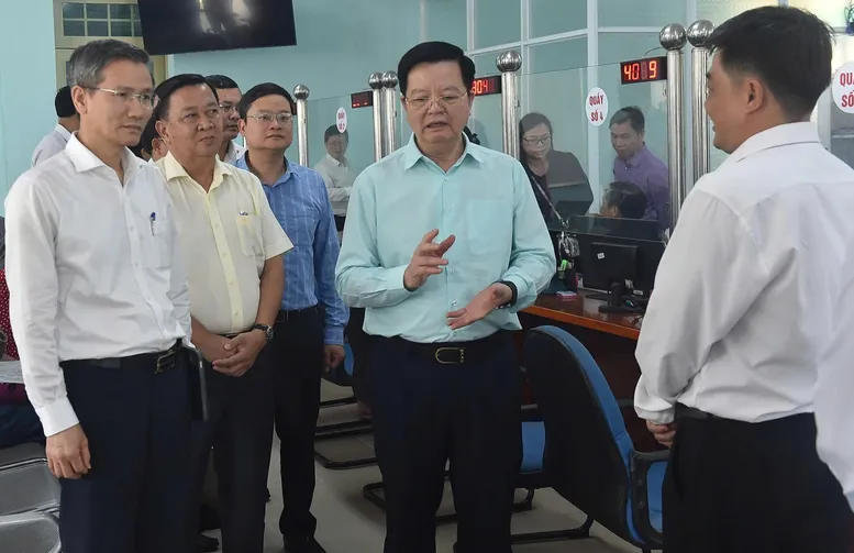 Ph&oacute; Thủ tướng Mai Văn Ch&iacute;nh l&agrave;m việc với c&aacute;c x&atilde;, phường T&acirc;y Ninh về kết quả thực hiện ch&iacute;nh quyền địa phương hai cấp - Ảnh 1.