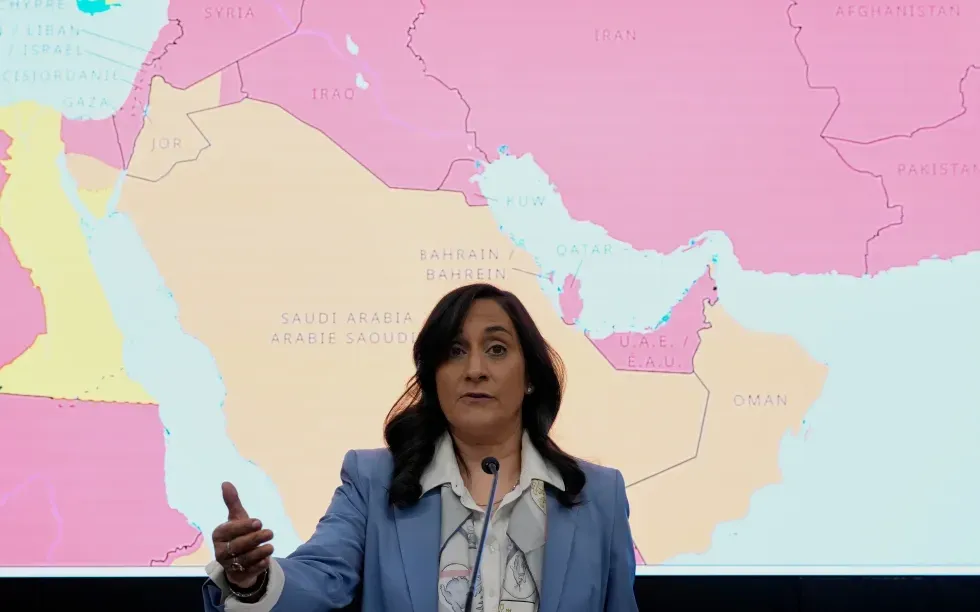 Bộ trưởng Ngoại giao Canada Anita Anand phát biểu tại một cuộc họp báo tại Trung tâm Giám sát và Ứng phó Khẩn cấp thuộc Bộ Ngoại giao Canada ở Ottawa, Ontario, ngày 4/3/2026 (Ảnh: AP)