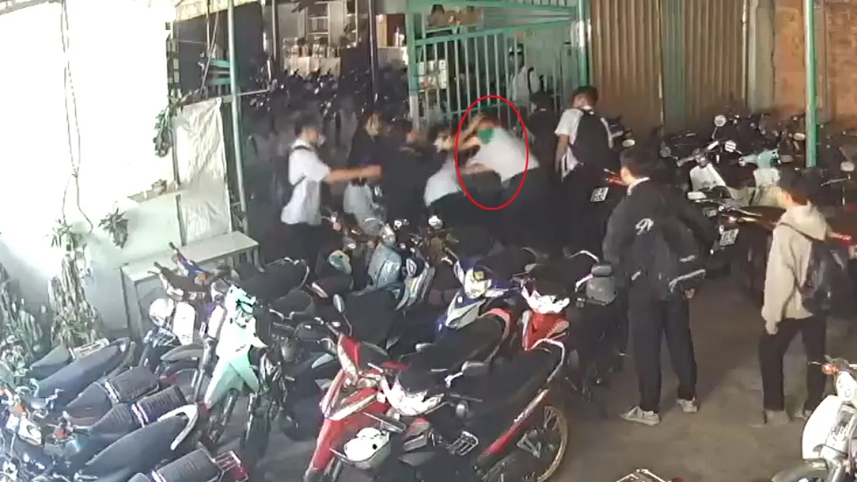 Nam sinh lớp 11 ở TP Hồ Ch&iacute; Minh bị đ&aacute;nh hội đồng dẫn đến chấn thương nặng - Ảnh 1.