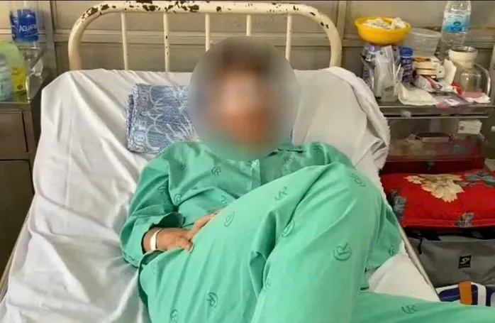 Nam sinh lớp 11 ở TP Hồ Ch&iacute; Minh bị đ&aacute;nh hội đồng dẫn đến chấn thương nặng - Ảnh 2.