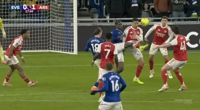 Arsenal thoát ba quả phạt đền nhờ sai sót VAR tại Ngoại hạng Anh- Ảnh 1. Arsenal thoát ba quả phạt đền nhờ sai sót VAR tại Ngoại hạng Anh- Ảnh 1.